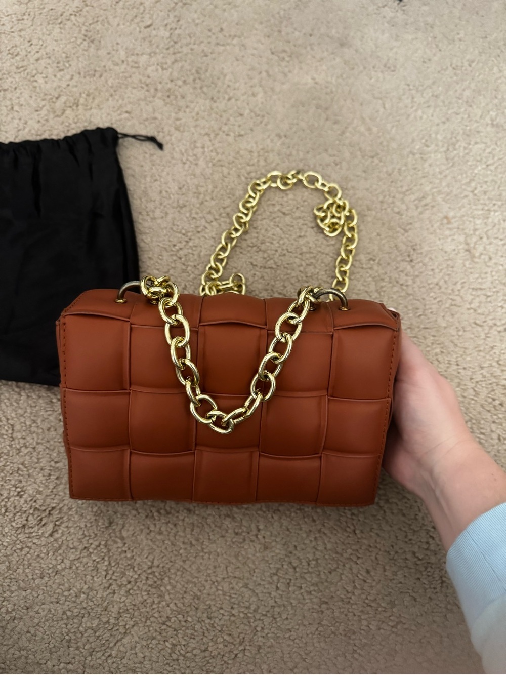 Woven padded bag with chain